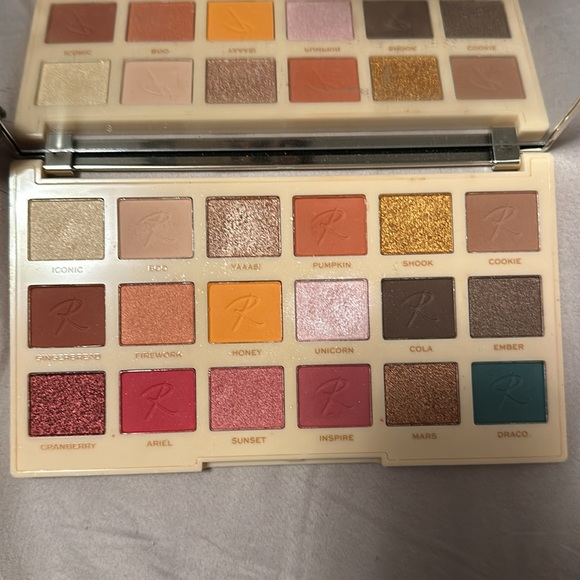 ROXXSAURUS ride or die eyeshadow palette by MAKE UP REVOLUTION - Picture 1 of 4